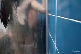 A jovem asia twink jerks off enquanto toma banho nua.