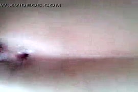 Vídeo de mulher batendo p com a b